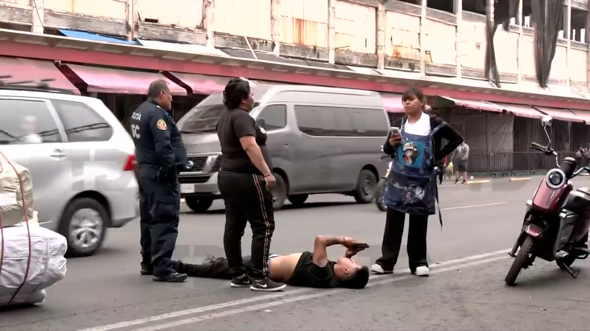 Un motociclista sin seguro arrolló a un joven repartidor en el Eje 1 Norte, CdMx. El lesionado esperaba traslado a un hospital.