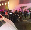 Paramédicos y policías de Guadalajara atendiendo a un oficial de Zapopan con dos motopatrullas en el sitio