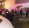 Paramédicos y policías de Guadalajara atendiendo a un oficial de Zapopan con dos motopatrullas en el sitio