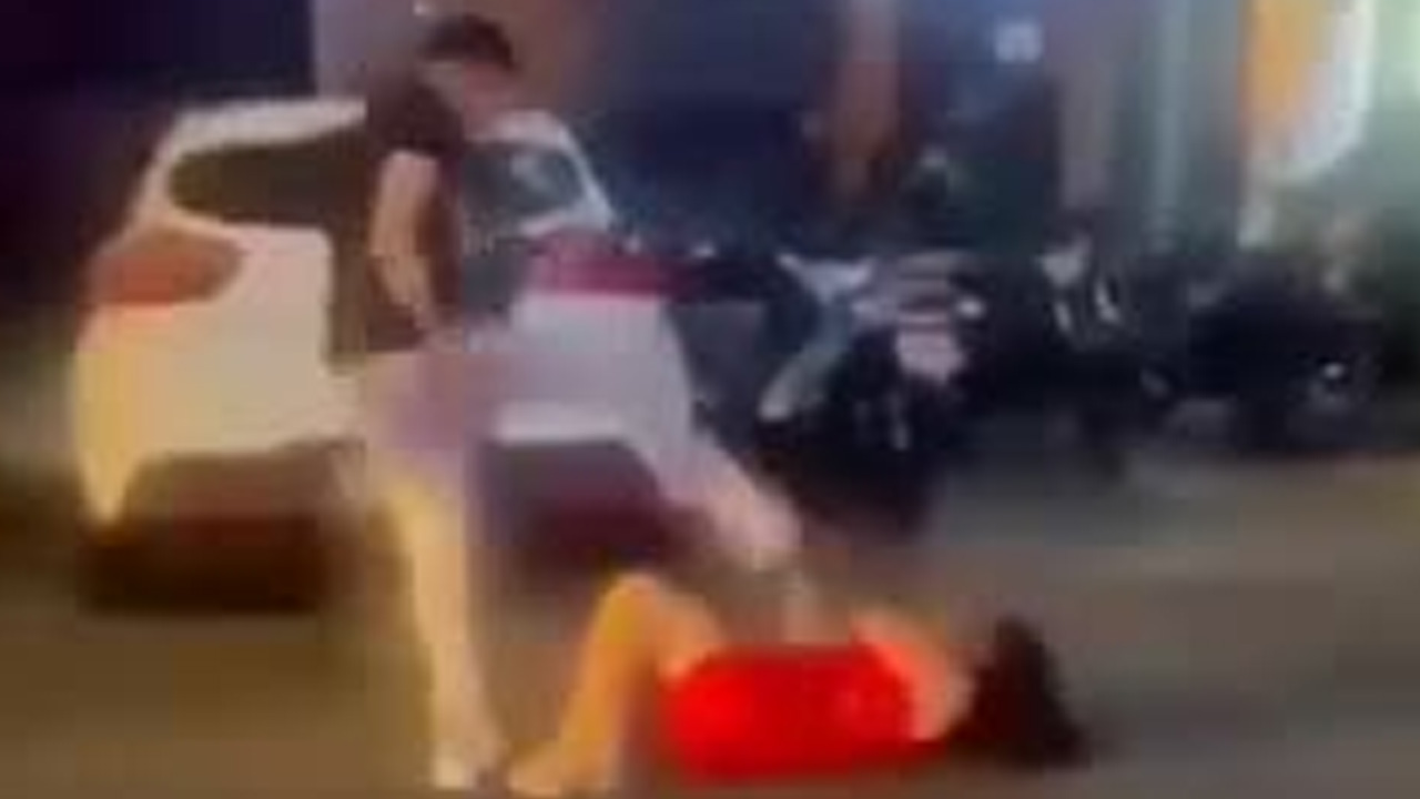 Un hombre fue captado mientras golpea a su novia afuera de un antro en Perú y testigos intervinieron para defenderla.