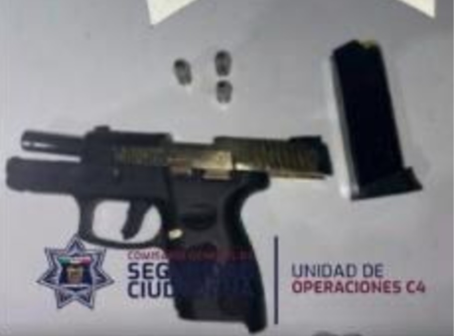 Pistola decomisada a Leonardo ‘N’ y Kevin ‘N’, sujetos que mataron a joven tras intentar robarle su auto en Plazas de Aragón, Nezahualcóyotl.