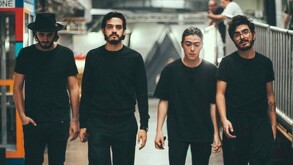 Integrantes de Morat al caminar por un pasillo.