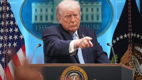 El presidente Donald Trump habla con reporteros en la Casa Blanca en Washington, el 6 de abril del 2026. (AP foto/Mark Schiefelbein)