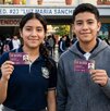 dos estudiantes de secundaria con su tarjeta de la beca rita cetina