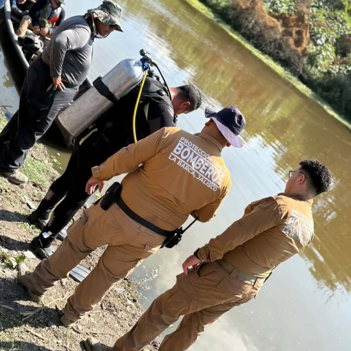 Elementos de protección civil y rescatistas