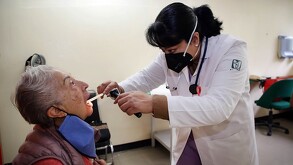 Adulto mayor siendo atendido por el Servicio Universal de Salud en la Ciudad de México.