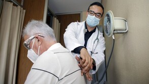 Adultos mayores con su credencial del Servicio Universal de Salud en México.