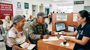 una pareja en un módulo del imss bienestar tramitando su credencial universal de salud en puebla