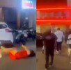 Hombre golpeando a su pareja a las afueras de una discoteca en Perú y hombres defendiéndola.