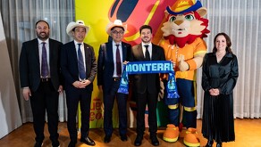 Samuel García con empresarios en Japón.