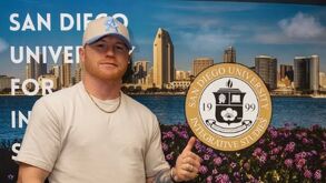 Canelo Álvarez regresa a la escuela para estudiar la universidad.