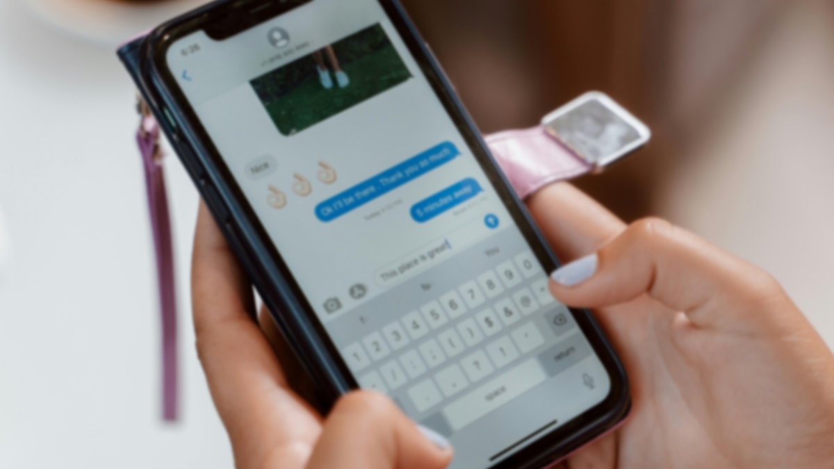 Celular muestra mensajes entre dos personas donde se cortó la comunicación