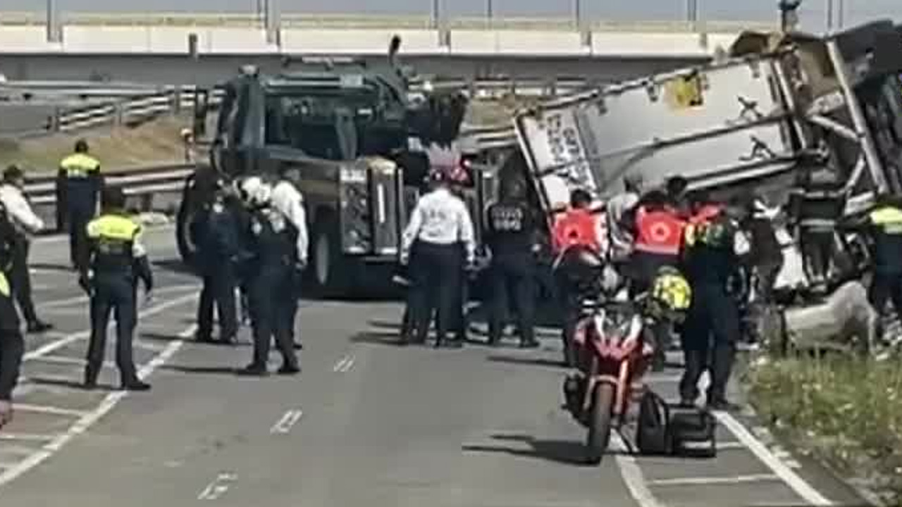 Un tráiler volcó en el Puente de la Concordia, en Iztapalapa, Ciudad de México, generando movilización de servicios de emergencia y afectaciones viales.