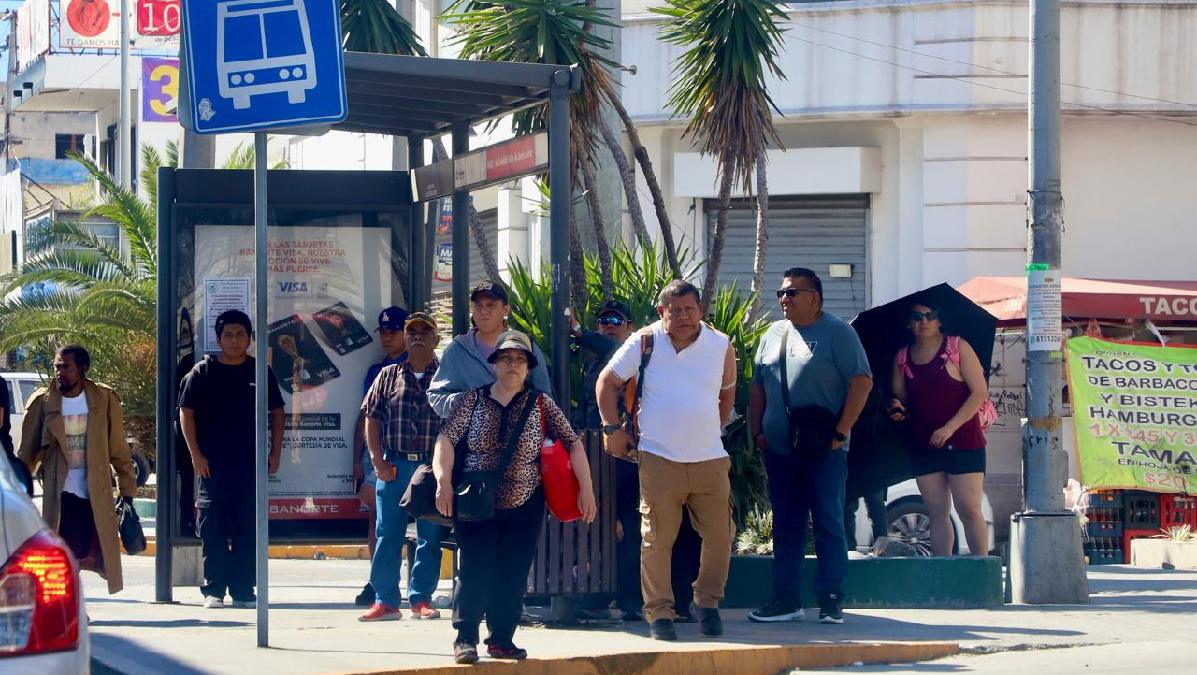 Usuarios esperando camión en Nuevo León