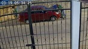 Un hombre fue captado robando la batería de un vehículo durante la madrugada en la colonia Paseos del Miravalle en León.