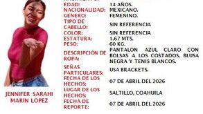 Se observa a una joven que viste una playera color rojo, está sonriendo, trae brackets.