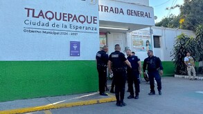 Grupo de oficiales de la Policía Municipal de Tlaquepaque platicando afuera de un centro de la Cruz Verde