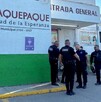 Grupo de oficiales de la Policía Municipal de Tlaquepaque platicando afuera de un centro de la Cruz Verde