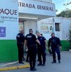 Grupo de oficiales de la Policía Municipal de Tlaquepaque platicando afuera de un centro de la Cruz Verde