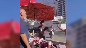 Adulto mayor fue agredido mientras trabajaba vendiendo paletas frente a una escuela por otro comerciante de la zona.