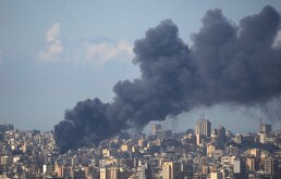 Sale humo de un edificio en Beirut tras un bombardeo israelí, el 8 de abril del 2026.