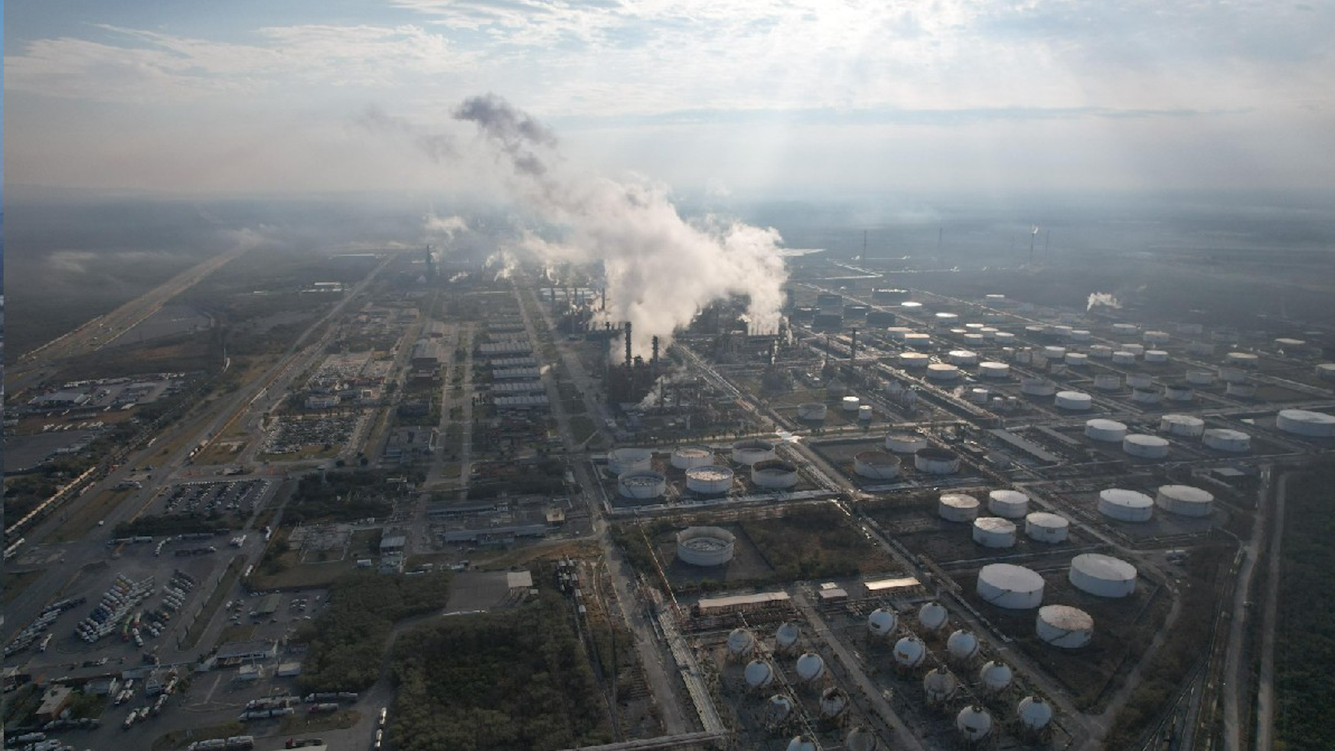 Nelson Valdés explica cómo los vientos trasladan contaminantes de la refinería de Cadereyta a Monterrey, afectando la salud de millones.