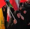 Mujer con burca en color negro sosteniendo la bandera de Irán