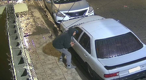 Cámaras captaron el momento en que un sujeto roba un vehículo en Las Teresitas; autoridades ya investigan el caso.