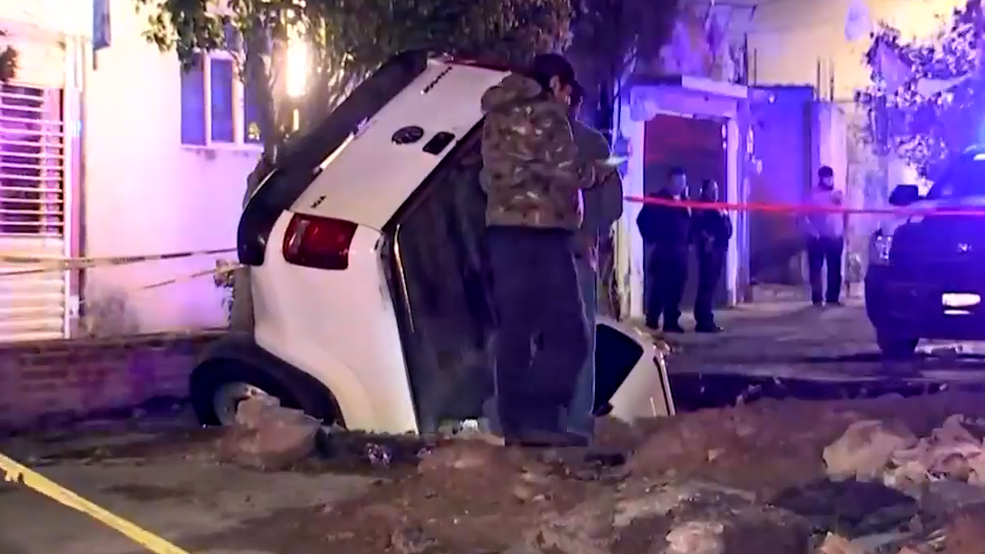 Un conductor ebrio cayó en una zanja de 5 metros en la colonia Santa Marta, Iztapalapa. Las obras de drenaje llevaban meses inconclusas en la zona oriente.