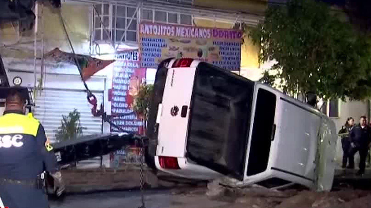 Una camioneta cayó a una zanja de drenaje en la colonia Santa Martha Acatitlá, Ciudad de México.