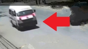 Combi de la Ruta 8 atropella a un perrito callejero en Tehuacán.