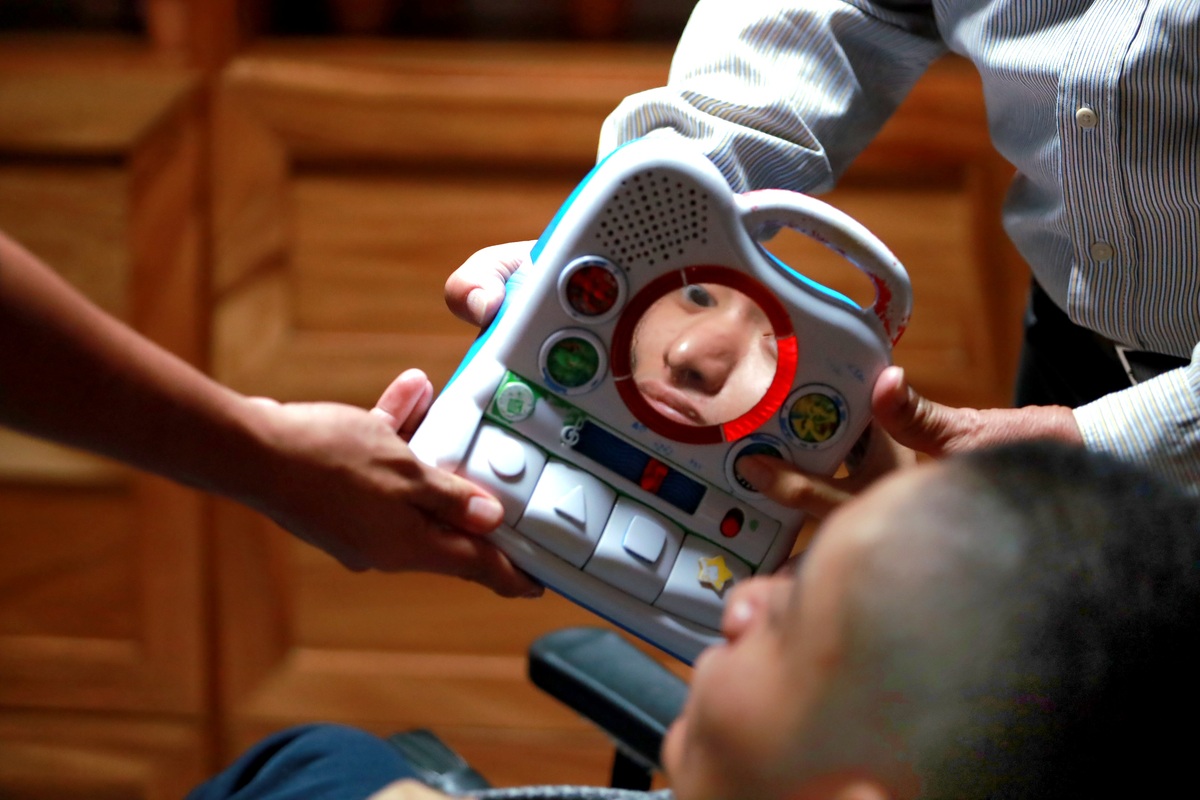 Menor fente a un juguete