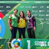 Tres arqueras en el podio durante la Copa Presidente de Tiro con Arco, en Tlaxcala, tras la premiación.