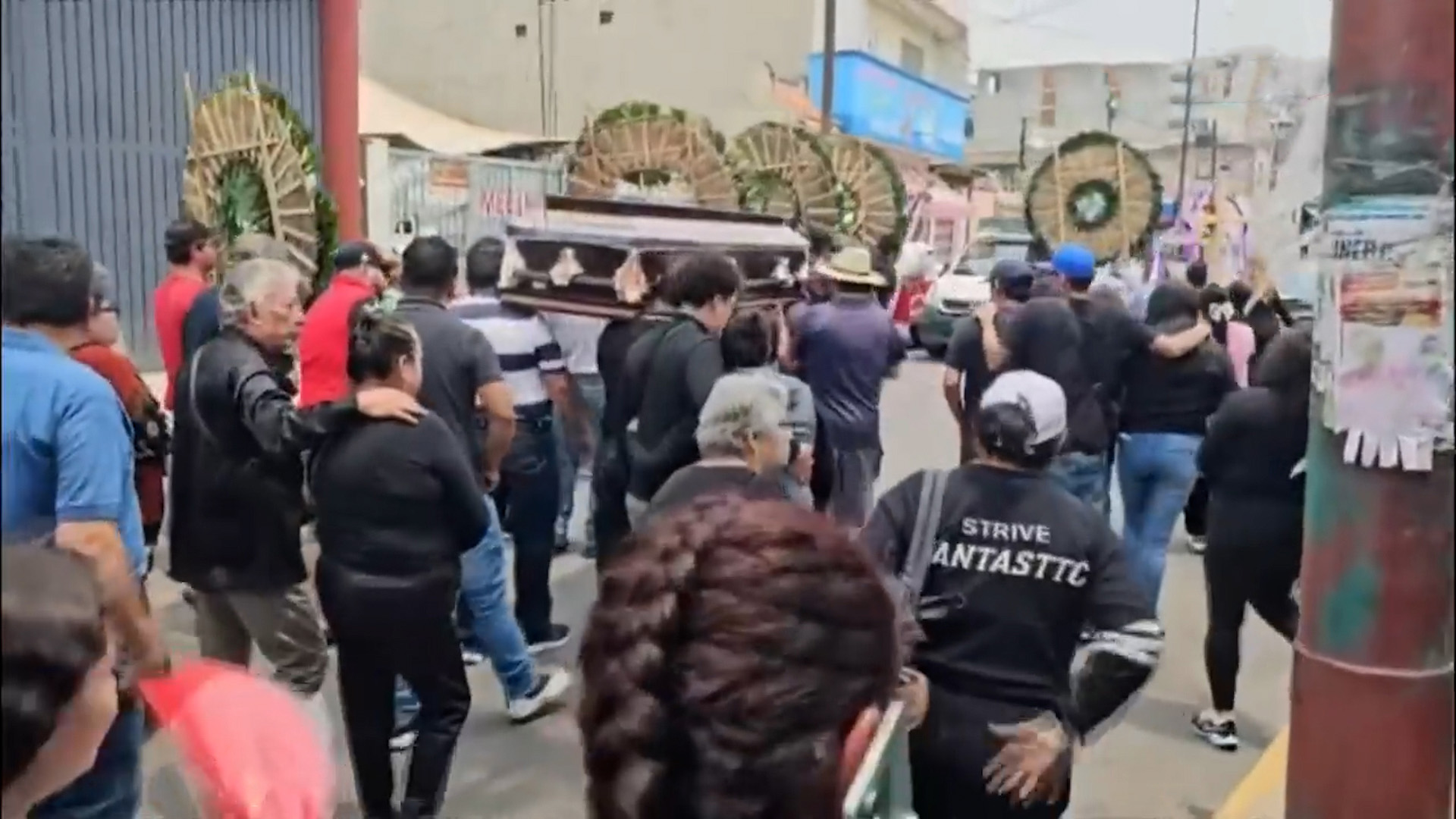 Entre mariachis y flores, familiares despiden en Tultitlán a las víctimas del conductor ebrio que los arrolló afuera de un hospital en Tecámac.