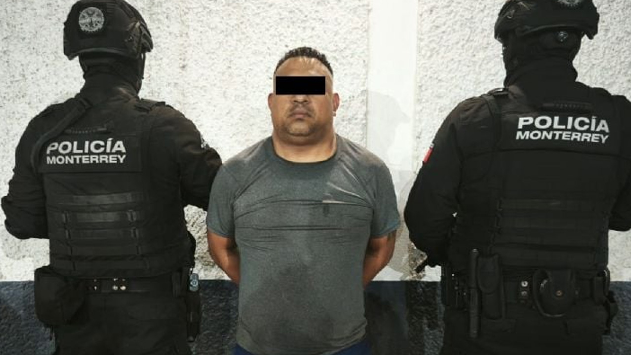 Un hombre fue detenido en Monterrey tras ser sorprendido con un arma de fuego y cartuchos en su vehículo.