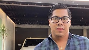 un joven con los ojos tapados