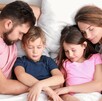 Familia de 4 personas descansando en una cama