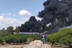 Un incendio de gran magnitud consumió una nave destinada a la producción avícola en la comunidad de Santa Rosa Xajay en Querétaro.