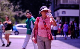 Especialistas recomiendan el uso constante de protector solar durante la temporada de calor.