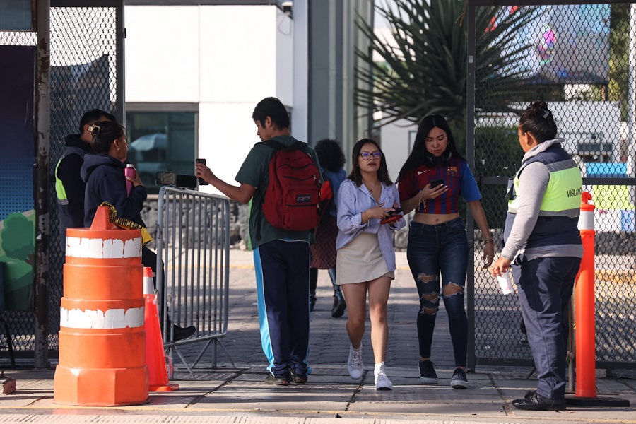 Dos mujeres jóvenes saliendo de una universidad.