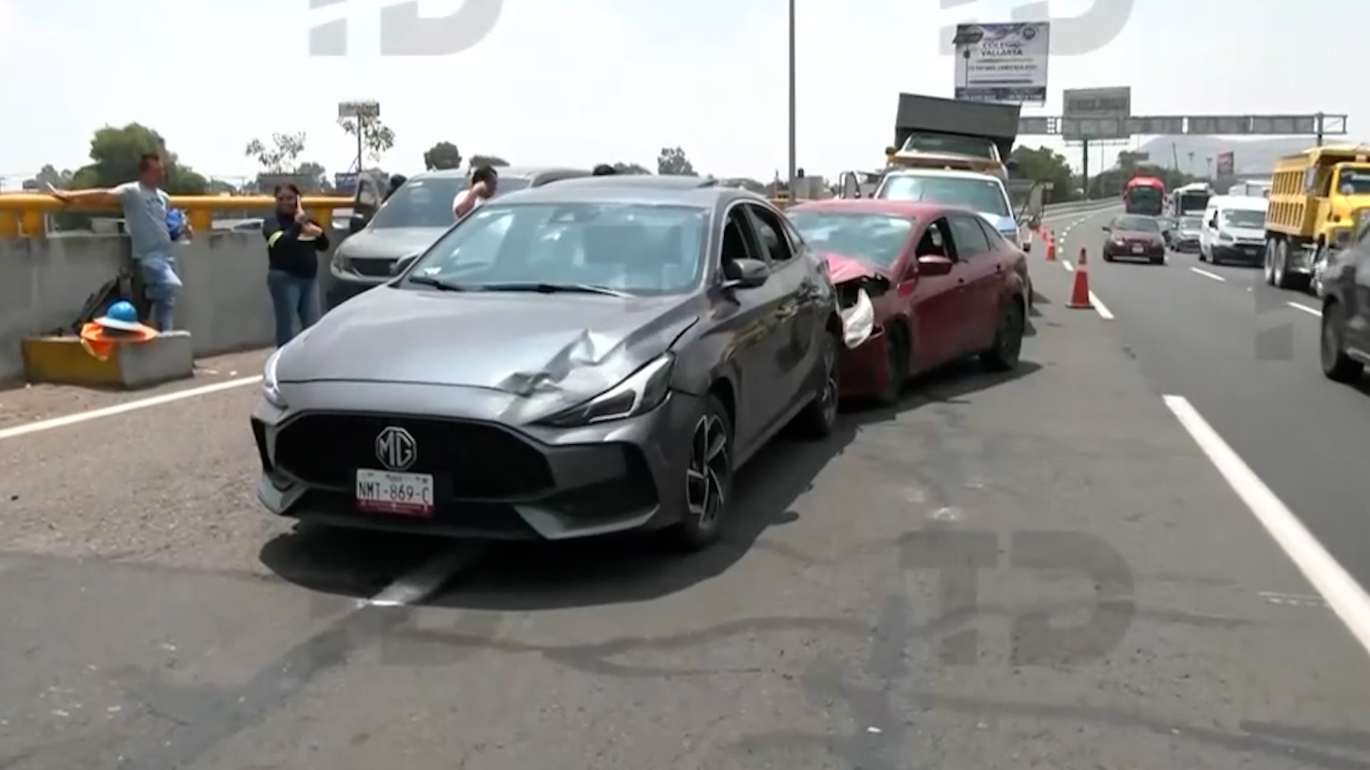 Fuerte choque múltiple en el km 20 de la México-Pachuca genera intenso tráfico hacia la caseta de San Cristóbal. Guardia Nacional opera en el lugar.