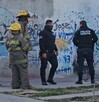 Dos oficiales de la Policía Municipal de Tlajomulco junto a dos elementos de Protección Civil y Bomberos al exterior de un callejón acordonado