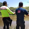 Guardavidas y bomberos de Ayotlán vistos de espaladas a las orillas del Río Lerma en Jalisco