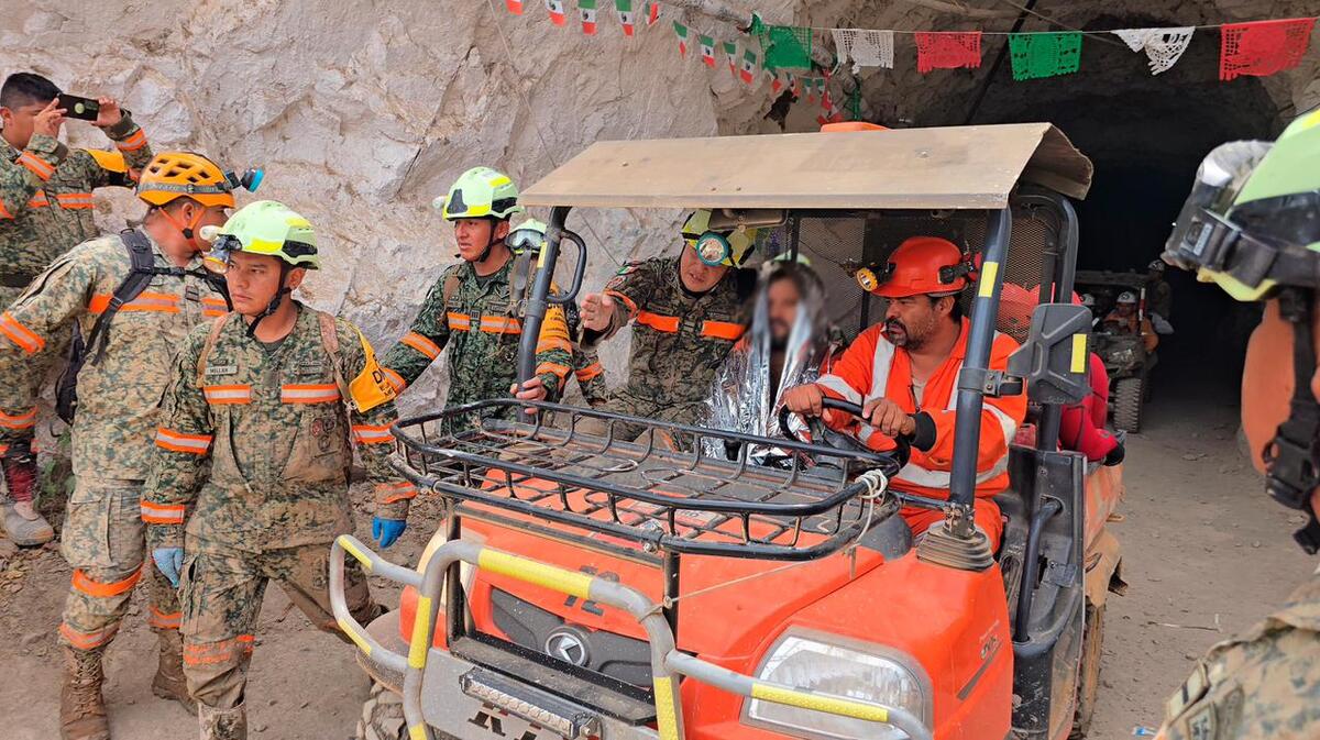Rescatistas auxiliando a Francisco, minero duranguense.