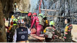 Minero originario de Durango siendo rescatado.