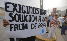 Ciudadanos de diversas colonias de Torreón manifestándose por la falta de agua.