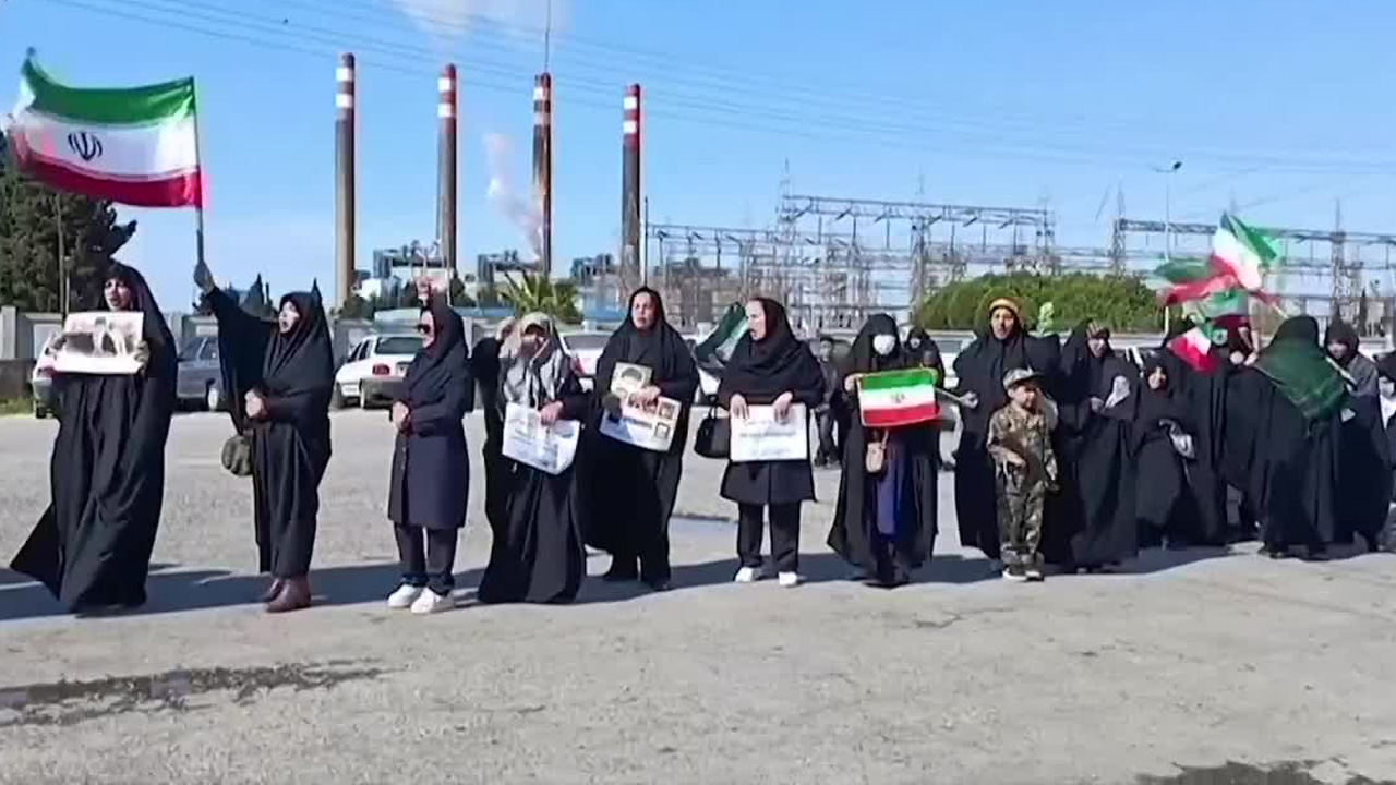 Miles de personas en Irán formaron cadenas humanas para proteger centrales eléctricas y puentes, en protesta por las amenazas de Donald Trump.
