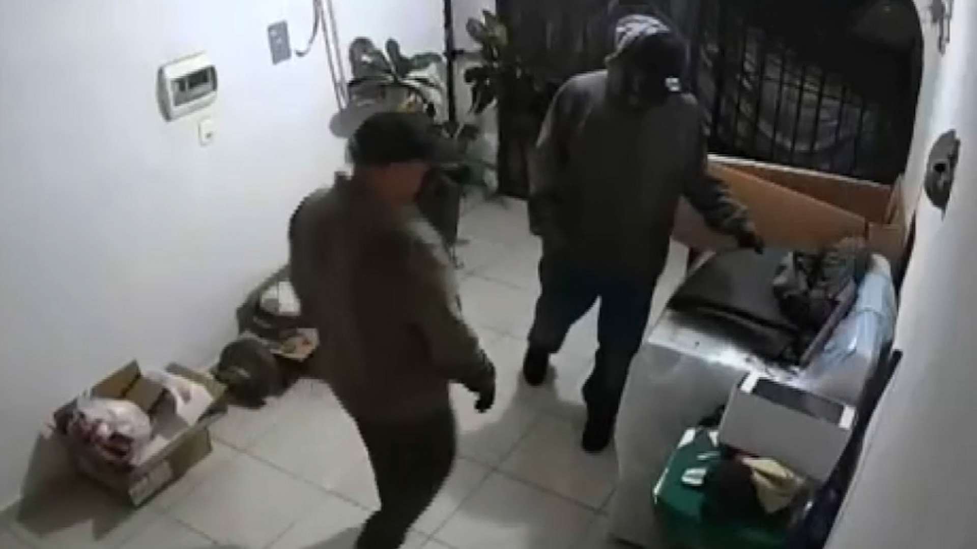 Cámaras de seguridad graban a dos hombres forzando el candado de una casa en la colonia Paseo de las Mitras, Monterrey. Vecinos exigen mayor seguridad.