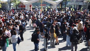 Desalojo de edificio por sismo en la Ciudad de México.