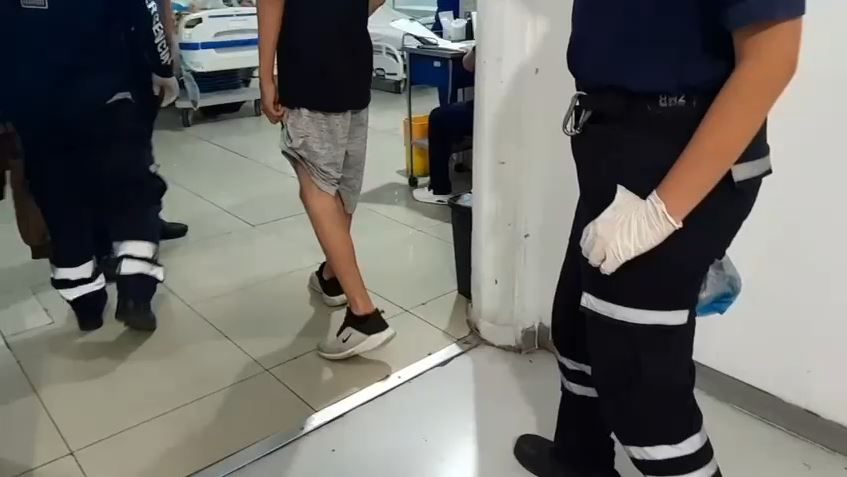 Vista de la cintura hacia abajo de un adolescente con paramédicos dentro de un centro de la Cruz Verde en Tlaquepaque